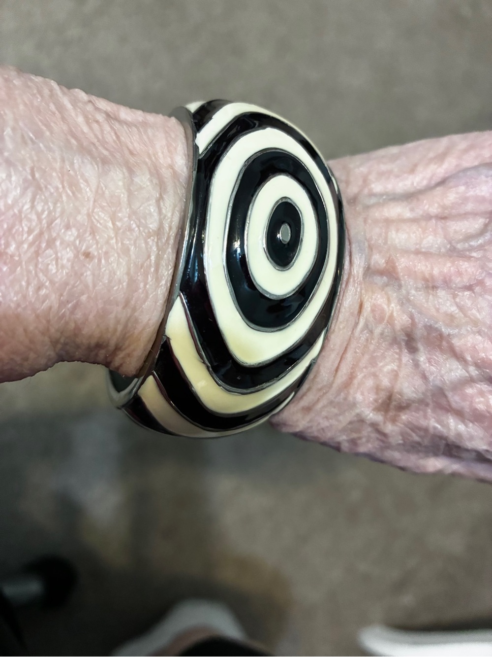Black & Cream Spiral Resin Henge Bracelet